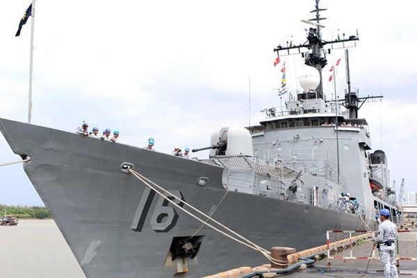 Philippine naval ship docks at HCM City