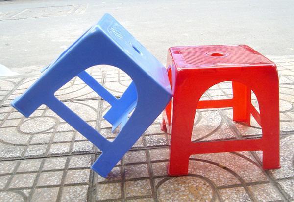 Vì sao trên mặt ghế nhựa thường có 1 lỗ hình tròn?
