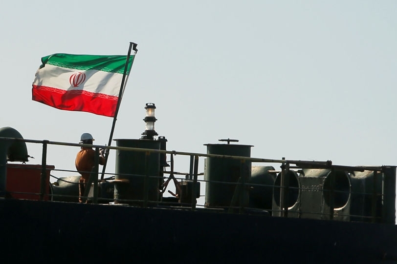 Tàu Iran cập bến bán dầu, Mỹ cảnh cáo người mua