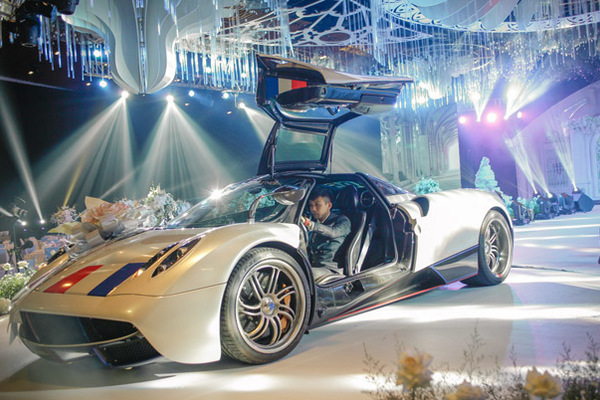 Đại gia Minh Nhựa lái xe 80 tỷ đưa con gái vào lễ đường, đám cưới toàn nghệ sĩ nổi tiếng