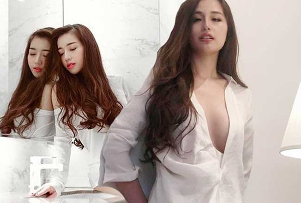 Mai Phương Thúy và Elly Trần: 'Cuộc chiến' cân sức khi mặc mốt 'giải phóng vòng 1'