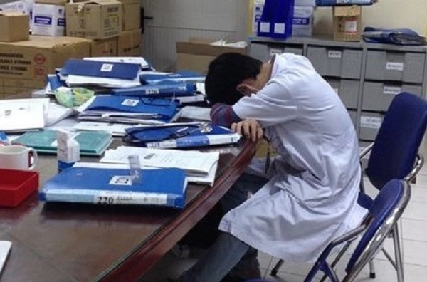 Góc khuất đời bác sĩ: Những đêm trực và 'căn phòng tội lỗi' trong bệnh viện