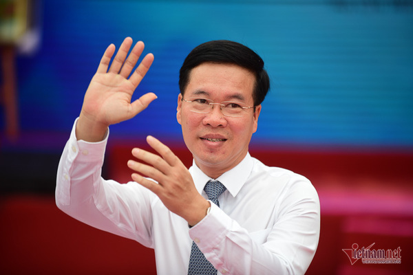 Ông Võ Văn Thưởng xúc động khi về trường cũ dự khai giảng