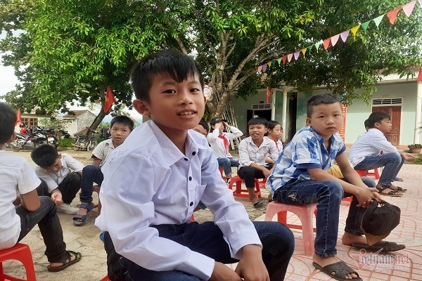 Ngày khai giảng trở lại cảm động của trẻ em vùng lũ