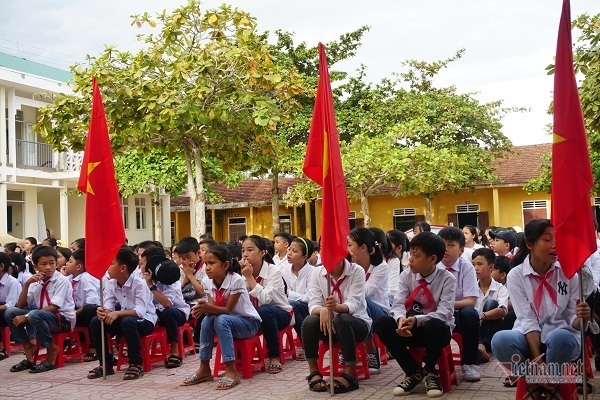 Xúc động ngày khai giảng trở lại của trẻ em vùng lũ Hà Tĩnh