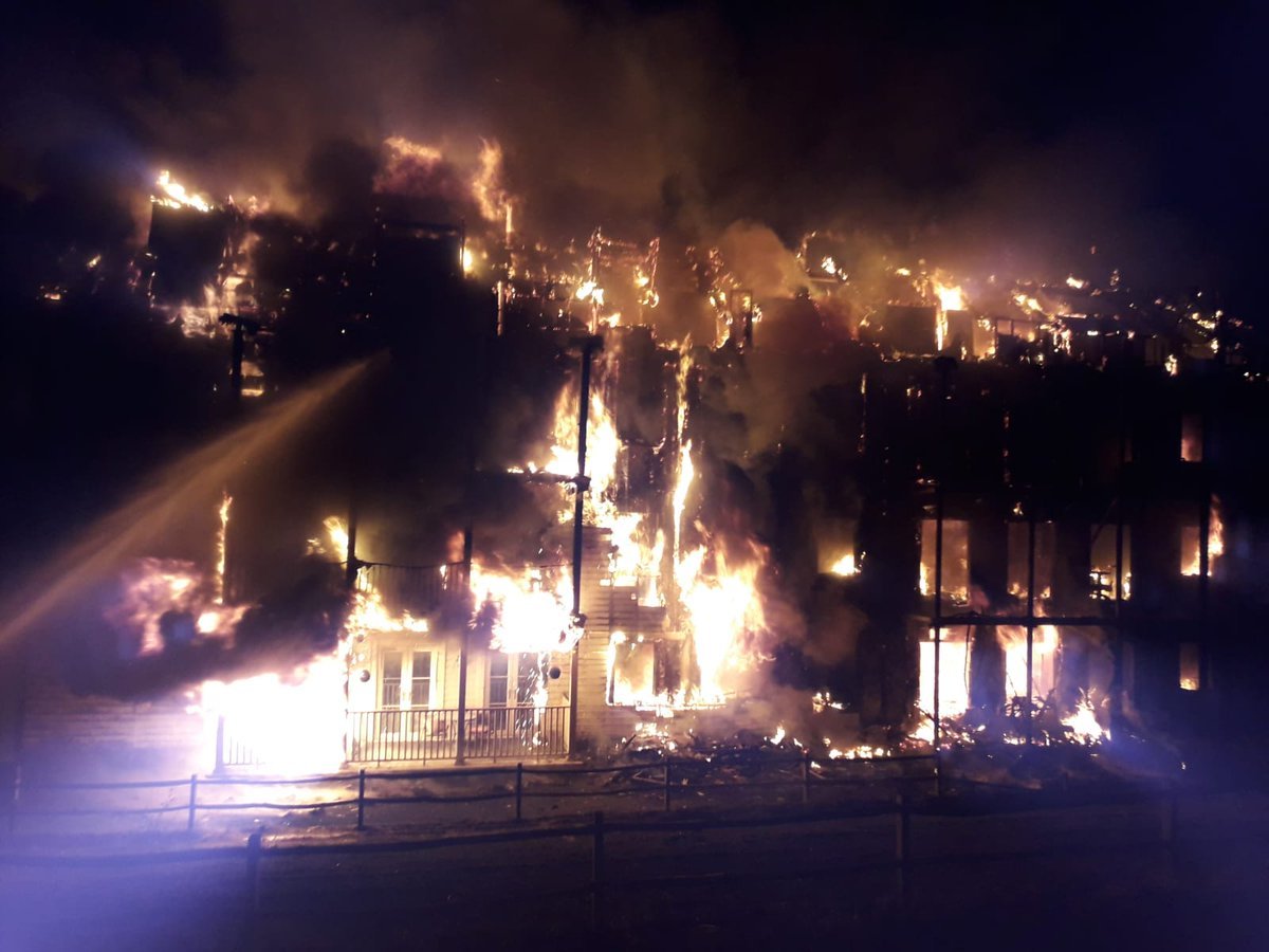 Toà chung cư ở London cháy ngùn ngụt, huy động hơn 100 lính cứu hoả