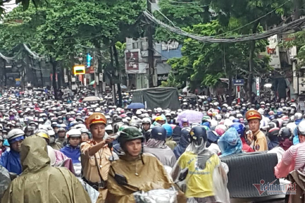 Đường Hà Nội tê liệt, bố mẹ đưa con đi học không nổi đành quay về