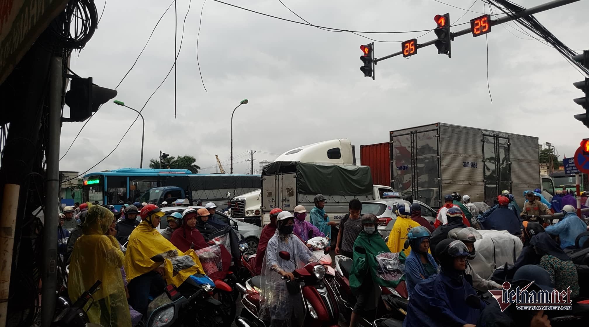 Đường Hà Nội tê liệt, bố mẹ đưa con đi học không nổi đành quay về