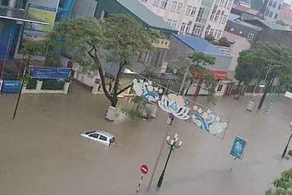 TP Thái Nguyên ngập sâu, ô tô bồng bềnh giữa biển nước