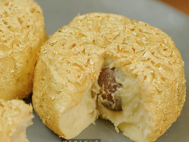 Có gì trong hộp bánh Trung Thu dát vàng giá 500 USD