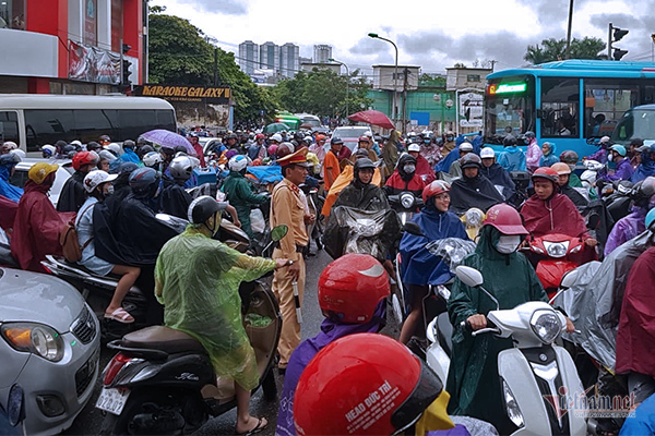 Đường Hà Nội tê liệt, bố mẹ đưa con đi học không nổi đành quay về