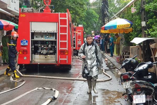 Cháy lớn ở Hà Nội, thanh niên mắc kẹt, hôn mê trên tầng 4