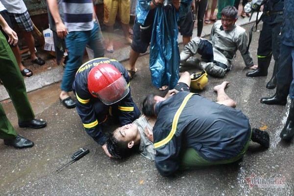 Cháy lớn ở Hà Nội, thanh niên mắc kẹt, hôn mê trên tầng 4