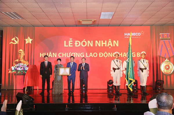 Nhà máy Bia Hà Nội - Mê Linh đón nhận Huân chương Lao động hạng Ba