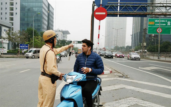 Police get tough on foreigners who violate traffic rules