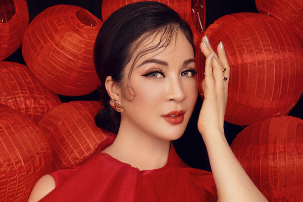 MC Thanh Mai khoe vẻ đẹp bên đèn lồng