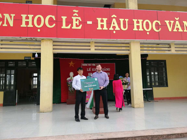 Apollo English tặng 30.000 cuốn sách tiếng Anh cho học sinh