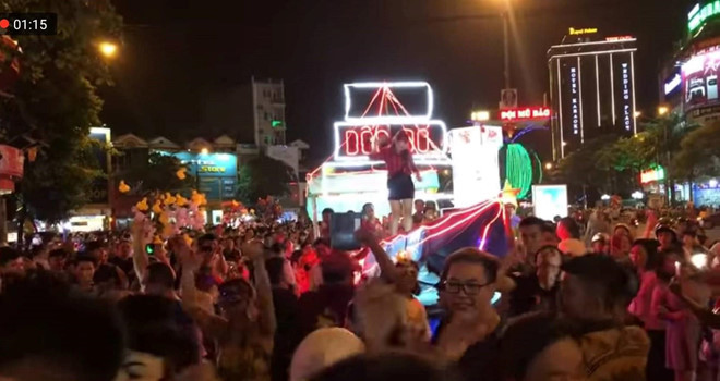 Mặc váy dân tộc, nhảy nhót phản cảm trong hội Trung thu ở Tuyên Quang