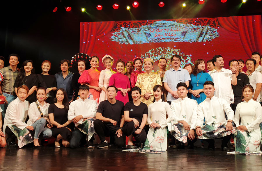 Giữa tin đồn 'cạch mặt', Thu Quỳnh, Bảo Thanh thân thiết trong lễ giỗ tổ nghề