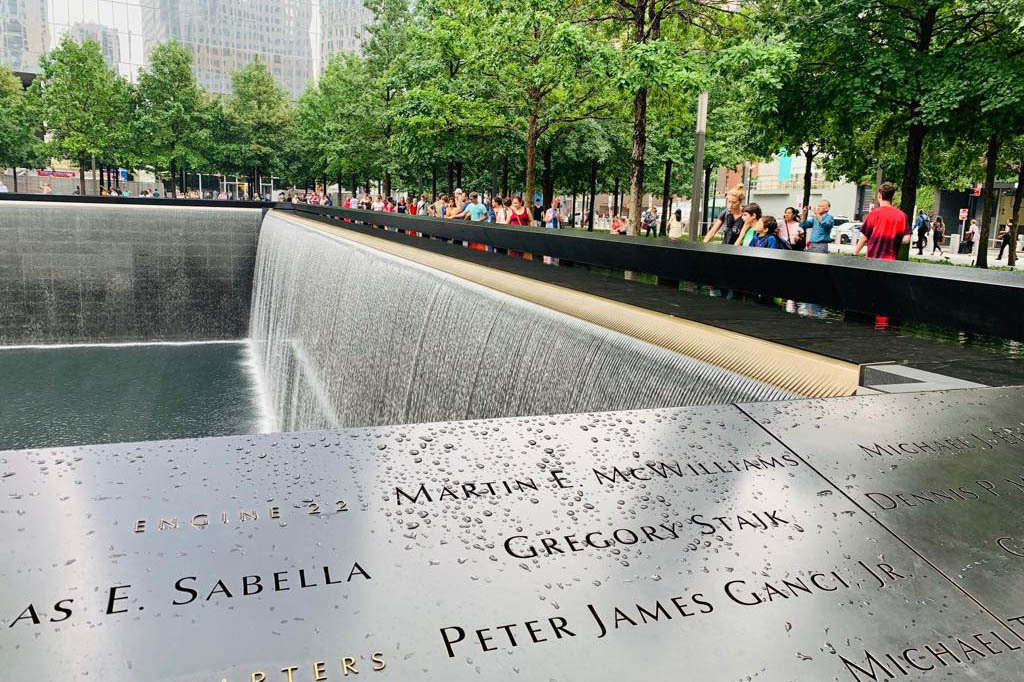 Hình ảnh xúc động tại khu tưởng niệm 11/9 ở New York