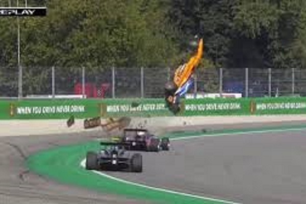 Tay đua công thức 3 thoát chết thần kì sau va chạm kinh hoàng