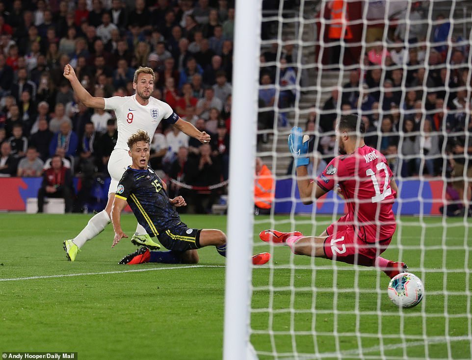 Harry Kane, Sterling giúp tuyển Anh đại thắng 