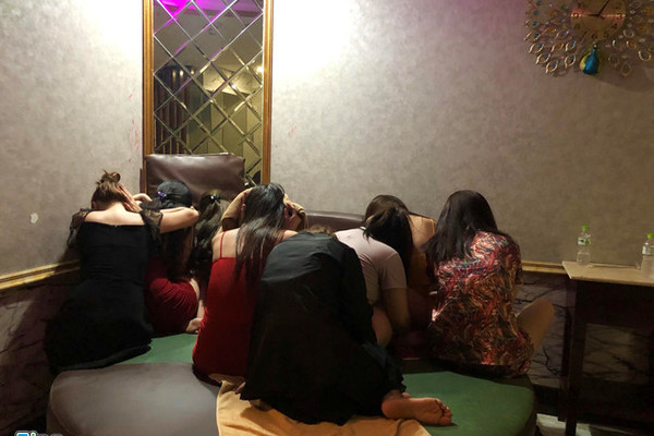 Tiếp viên massage khoả thân kích dục cho khách ở Sài Gòn