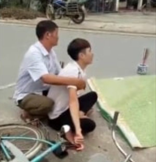 Chồng khóc bên thi thể vợ đang mang thai bị xe cán tử vong ở Hòa Bình