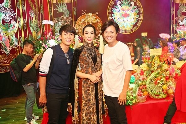 Diễm Hương, Cindy Thái Tài cúng tổ nghề cùng Trịnh Kim Chi