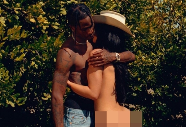 Tỷ phú tự thân trẻ nhất thế giới khỏa thân ôm bạn trai chụp ảnh cho Playboy