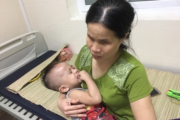 Vợ chồng mù khóc nghẹn xin cứu con bị ung thư võng mạc