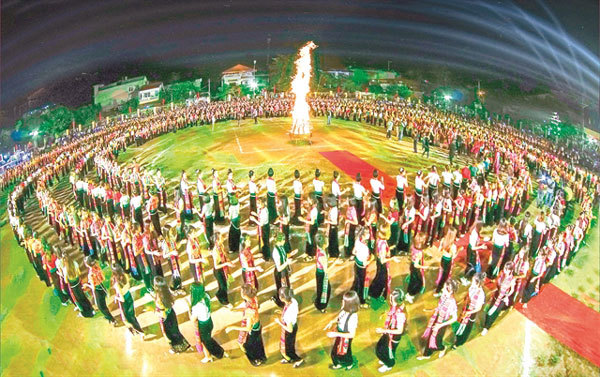 5,000 people to perform xoe dance