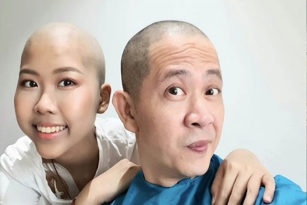 Đạo diễn 'Những ngọn nến trong đêm' cạo đầu, hiến tuỷ cho con gái ung thư