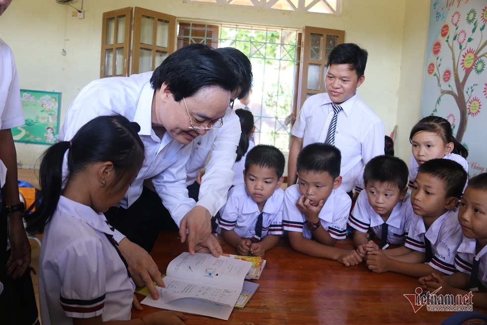 Thầy trò tâm lũ Quảng Bình đón khai giảng muộn nhất cả nước