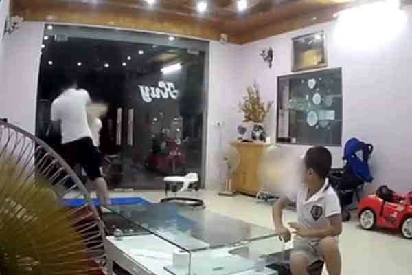 Vụ nhân viên kho bạc Nhà nước tát vợ túi bụi trước mặt 2 con nhỏ: 