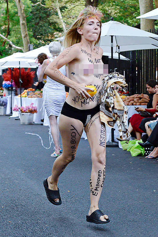 Dàn người mẫu bán nude, mặc nội y diễn thời trang trên đường phố