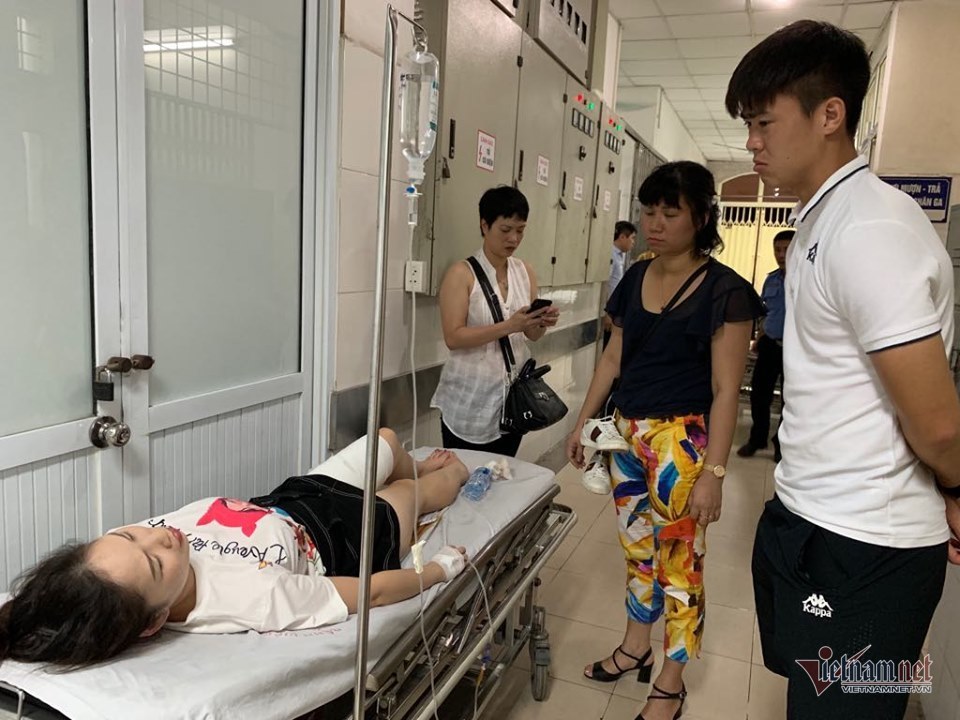 Nữ cổ động viên bị trúng pháo sáng sẽ phải phẫu thuật ghép da
