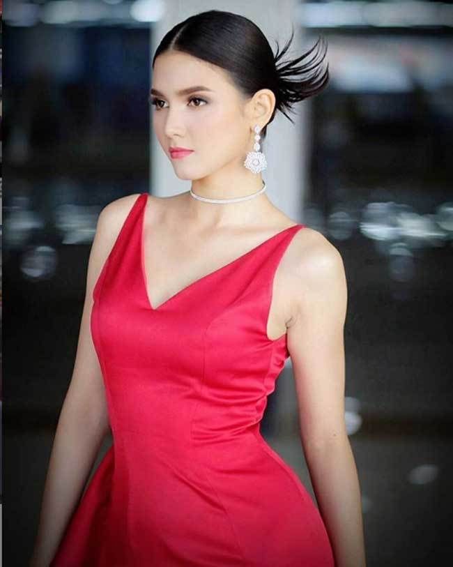 'Hoa hậu đẹp nhất lịch sử Lào' cũng mê mốt không nội y, váy áo tôn ngực đầy