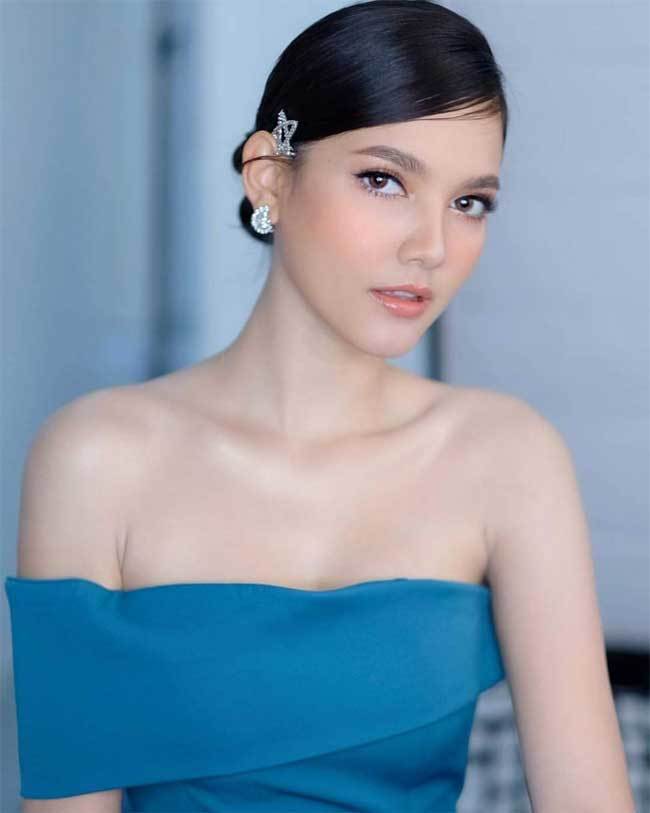 'Hoa hậu đẹp nhất lịch sử Lào' cũng mê mốt không nội y, váy áo tôn ngực đầy