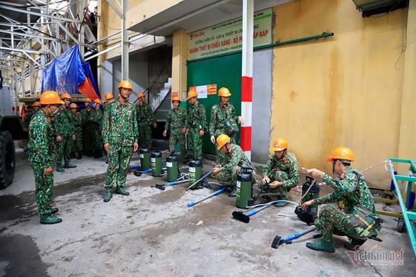 Lực lượng Binh chủng Hóa học tẩy độc kho nhà máy Rạng Đông