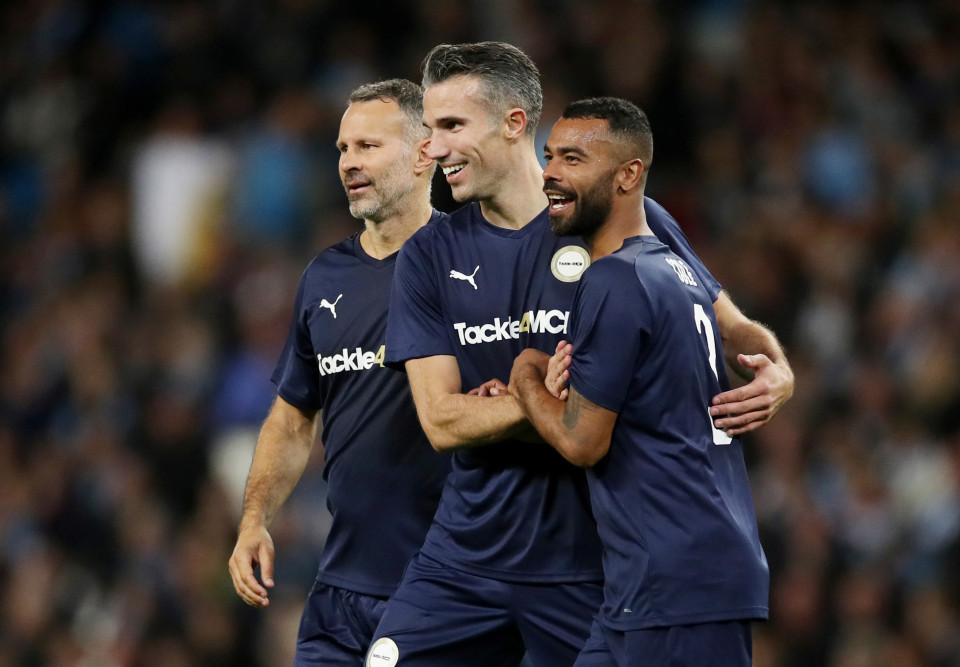 Van Persie khiến fan MU phát sốt với bàn thắng cực đỉnh