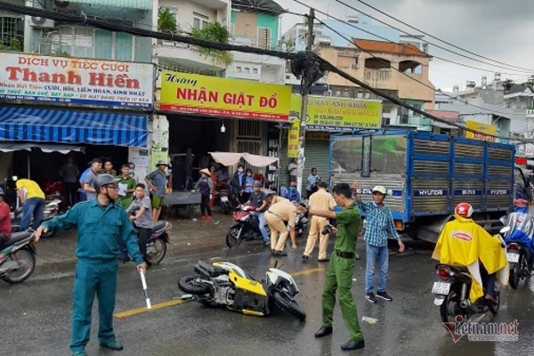 Xe tải tông liên tiếp ở Sài Gòn, thanh niên thiệt mạng, người phụ nữ nát chân