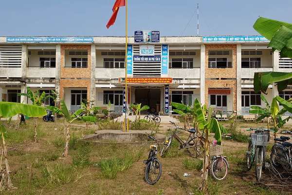 Trồng cả vườn chuối, rải thuốc sâu trong trường ngăn học sinh đến lớp