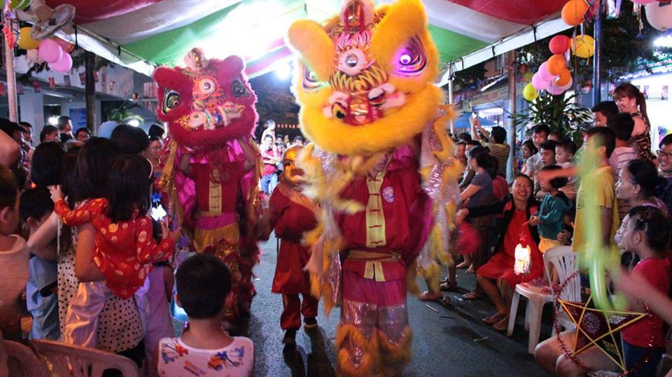 Tết Trung thu: Ấm lòng người lớn bỏ việc đổi nụ cười các con