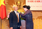 Trao tặng huy hiệu 60 năm tuổi Đảng cho nguyên Chủ tịch QH Nguyễn Văn An