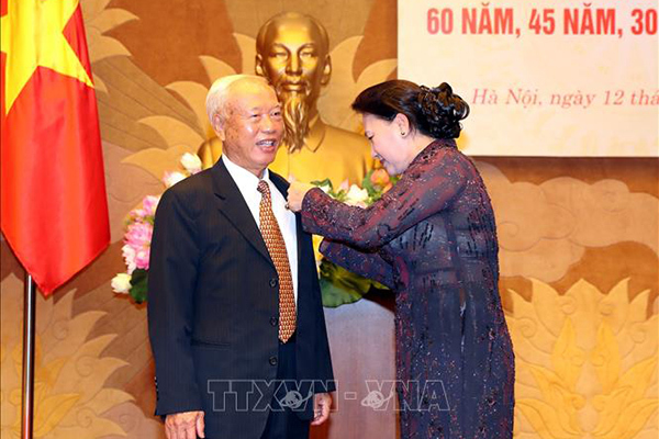 Trao tặng huy hiệu 60 năm tuổi Đảng cho nguyên Chủ tịch QH Nguyễn Văn An