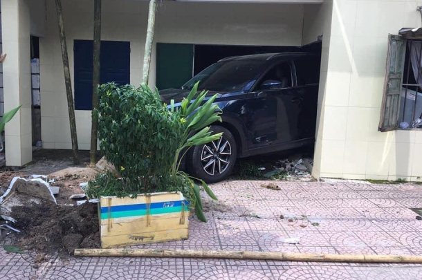 Nam thanh niên Thái Bình lùi xe Mazda CX5 sập tường nhà bố mẹ