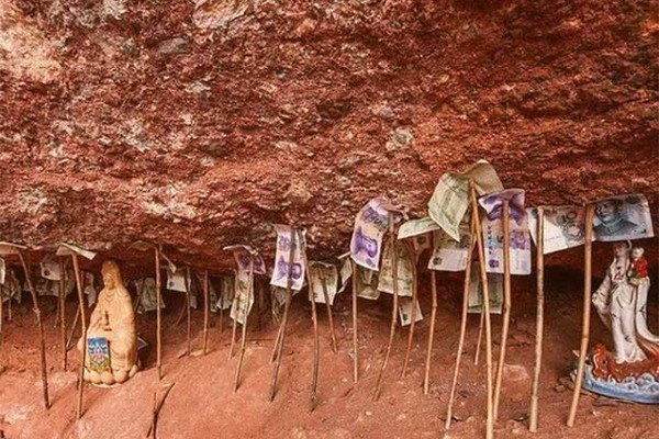 Tiền cắm đầy dưới chân núi nhưng không ai dám lấy cắp