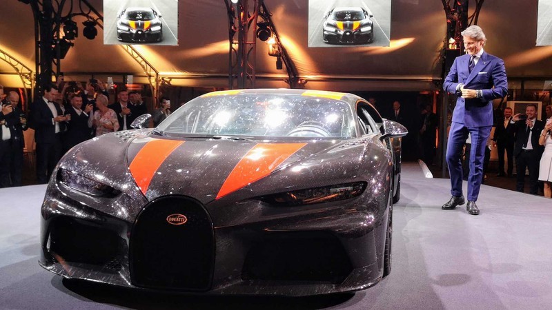 Bugatti mang Chiron Super Sport 300+ bụi bẩn, côn trùng đi triển lãm