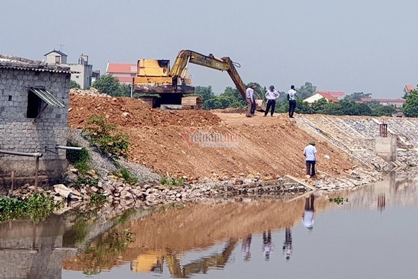 Kè 22 tỷ dài 700m ở Hà Nội chưa bàn giao đã sạt lở